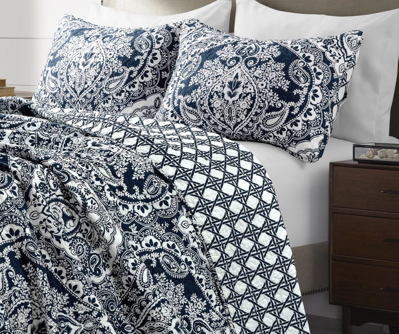 Aubree Navy & White Full/Queen 3-Piece Quilt Set 1 Aubree Navy & White Full/Queen 3-Piece Quilt Set