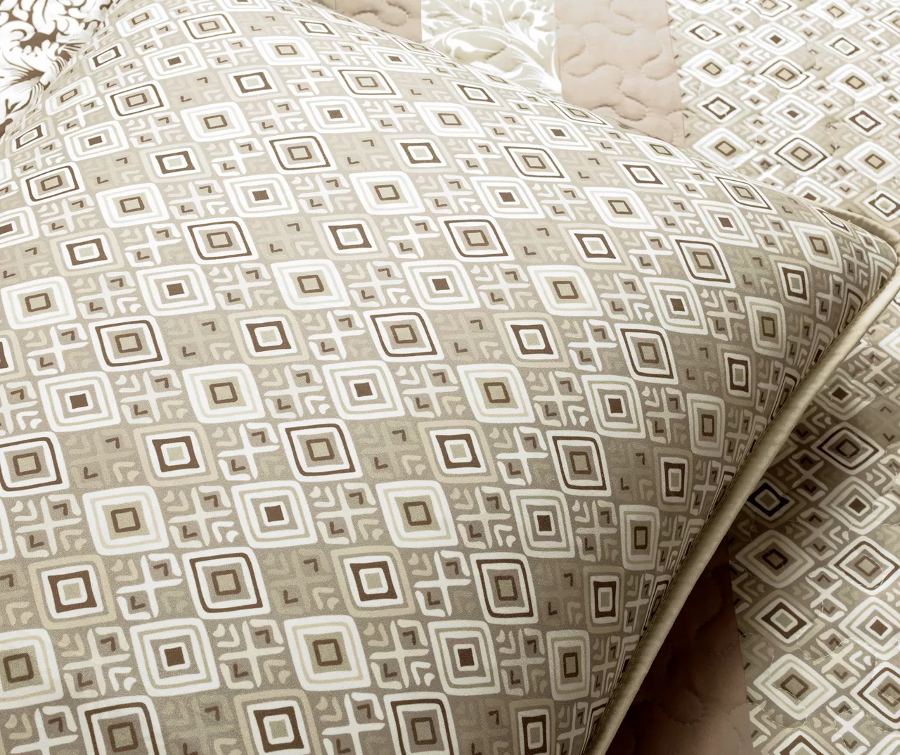 Tan & Beige Bohemian Pattern Stripe Reversible Full/Queen 3-Piece Quilt Set 6 Tan & Beige Bohemian Pattern Stripe Reversible Full/Queen 3-Piece Quilt Set - Image 6